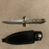 چاقو شکاری هربرتز و‌دکمه های نظامی ولاله ودستمال