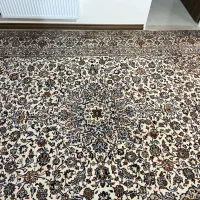 یک عدد قالی دستباف کرم