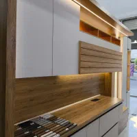 فروشنده خانم در نمایشگاه کابینت