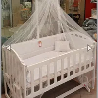 گهواره و تخت کنار مادر