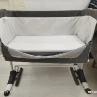 تخت کنار مادر زویی با پشه بند