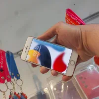 آیفون7 128 گلدتمیزدرحدنوبه همراه هدیه سرور1