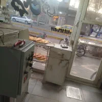 فروشنده نان در نانوایی