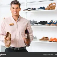 نیازمند فروشنده در فروشگاه کفش