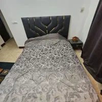 تخت دونفره و پاتختی و دراور و آینه و صندلی و تشک