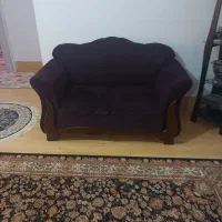 یک مبل راحتی دو نفره