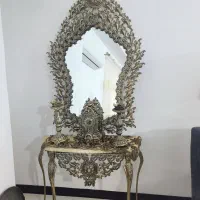 آینه و کنسول همراه با شمعدانی و ساعت