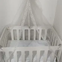 تخت کنار مادر