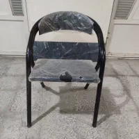 صندلی و سطل زباله