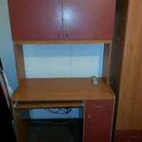 میز کامپیوتر و کتابخانه