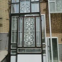 تعدادی درب و پنجره آهنی