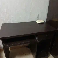 میز کار و کامپیوتر