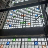 مهندسی معماری با ترکیب رنگ بلوک ایجاد نور شیشه