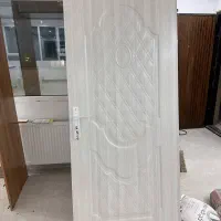 در اتاق نو همراه با دستگیره