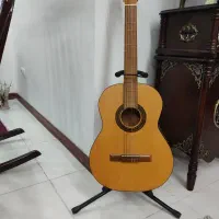 گیتار نونو فقط به عنوان دکور استفاده شده