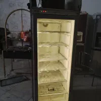 فست فود ساندویچی ،یخچال فریزر.کالباس بر تابلو  میز
