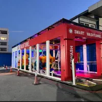 یک کارگر نیم شیفت مرد برای کارواش اتوماتیک تونلی،