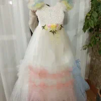 یک پیراهن مجلسی دخترانه