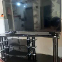 تلوزیون سامسونگ. شکسته همراه میز