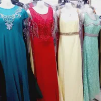 فروش تعدادی لباس مجلسی با مانکن نیم تن و پایەدار|فروشگاه و مغازه|قشم, |دیوار