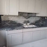 نصب صفحه وبین کابینت و جزیره سنگی