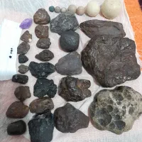 تعدادی شهاب سنگ