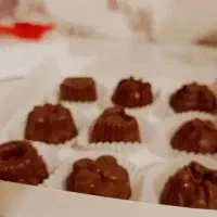 شکلات دست‌ساز پشمکی زعفرانی،وانیلی و کاکائویی