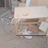 یک میز و یک کتابخانه