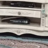 میز تلویزیون و یک فر برقی