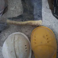 کلاه ایمنی و‌چکمه