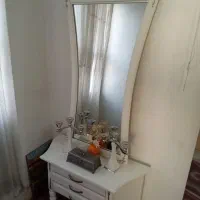 جاکفشی و میزکنسول تمیز