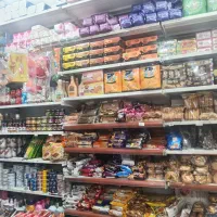 به یگ فروشنده خانم برای هایپرمارکت