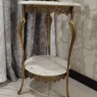 میز،ساعت،تلفن،کنار سالنی