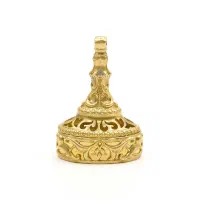 خانم جوان با آموزش جهت پشتیبانی فروشگاه اینترنتی