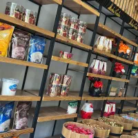 قفسه  و دکور اهنی برای قنادی و هر شغلی