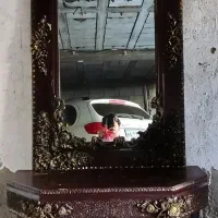 فروش آیینه بزرگ همراه با میز زیر آیینه  در حد نو