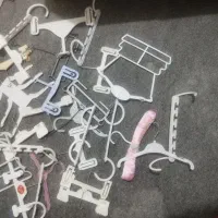 تعداد زیاد چوب لباسی بچگانه