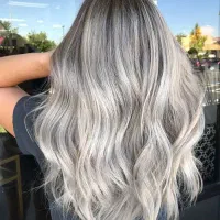 ارائه خدمات تخصصی رنگ مو وشینیون ومیکاپ ویژه یلدا