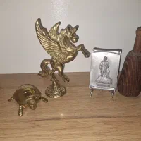 تعدادی دکوری برنجی و چوبی و آهنی