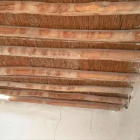 خ ید درمحل چوب سقفی سالم و پوسیده