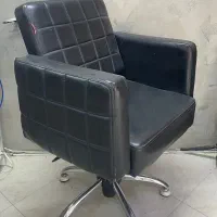 آینه و صندلی آرایشگاه