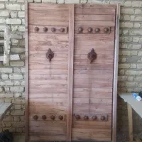 درب قدیمی میز صندلی چوبی کافه رستوران