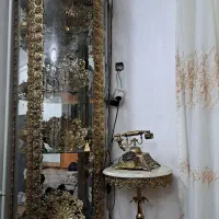 تلفن برنز و میز در حد قدیمی