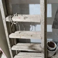 نردبان چوبی و تخته بنایی