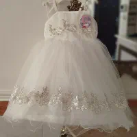 لباس عروس بچگانه نو اتیکتش روش هست
