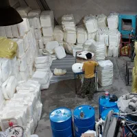 کمک اپراتور دستگاه آقا