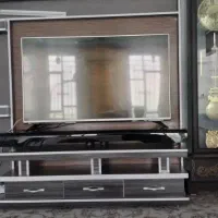 میز تلویزیون و ساعت ایستاده