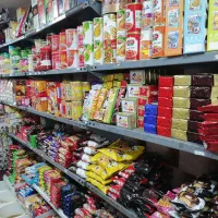 فروشنده در سوپر مارکت