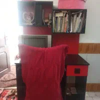 یک عدد کتابخانه چوبی