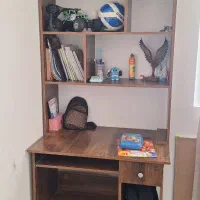 میز تحریر همراه با کتابخانه .